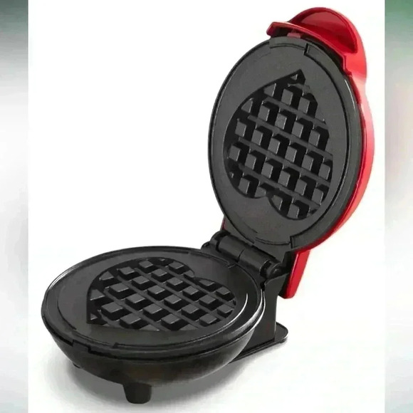 DASH Mini heart shaped waffle maker - Picture 2 of 2